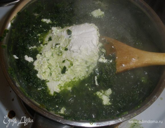 В сотейник выложить шпинат (не размораживая) и дать ему протушиться, чтобы ушла лишняя влага. Добавить творог и все вместе протушить еще минут 7-10. Лумакони залить кипятком и варить около 10 минут - до полуготовности.