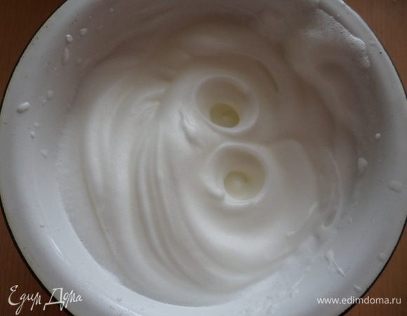 Для лимонного бисквита: отделить белки от желтков. Белки взбить в пышную пену.