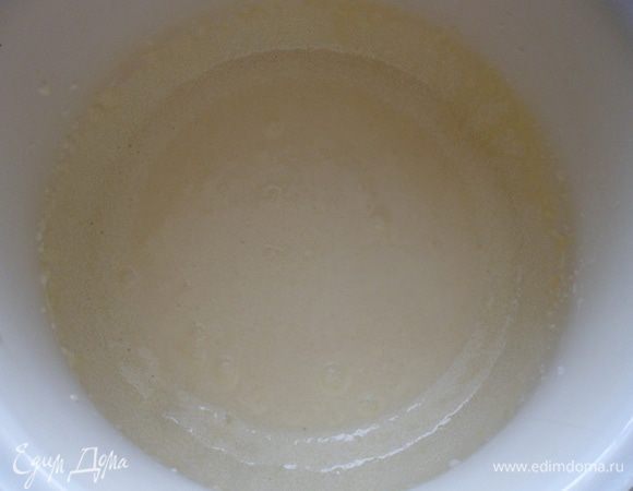 В другой чашке растереть желтки с сахаром.