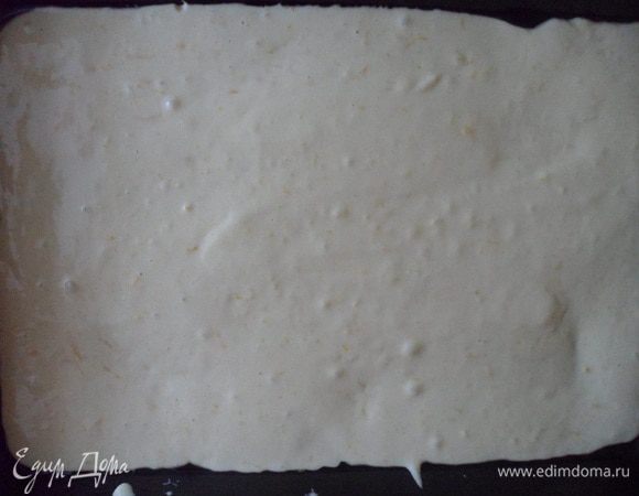 Вылить тесто на смазанный маслом противень и поставить в хорошо разогретую духовку.
