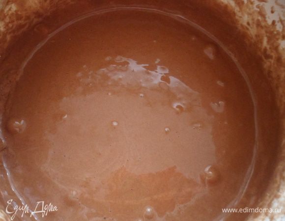 Аналогично готовим шоколадный бисквит, только вместо лимонной цедры добавляем какао-порошок.