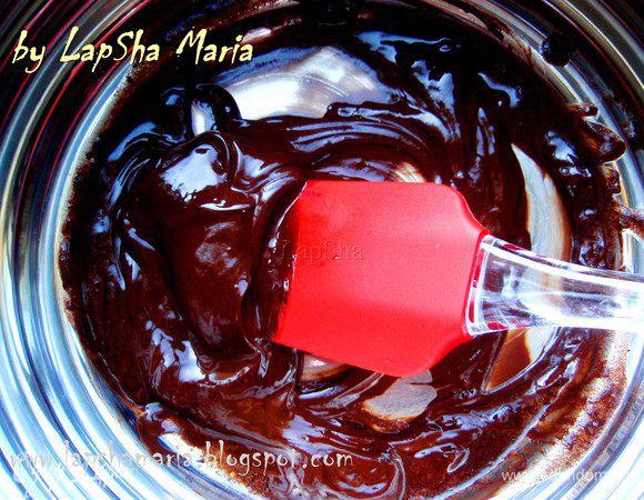 Помешивая полностью растапливаем масло и шоколад.