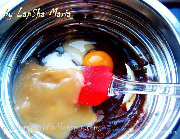 Снимаем кастрюльку с огня, разбиваем яйцо, добавляем пюре, сахар и соль. Аккуратно взбиваем венчиком до однородного состояния.