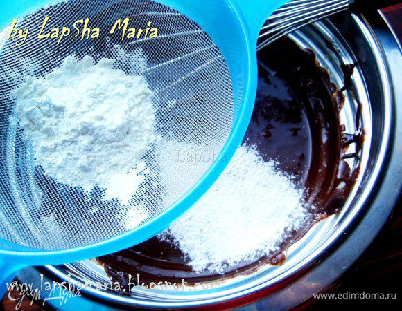 Просееваем прямо в миску муку и какао.  