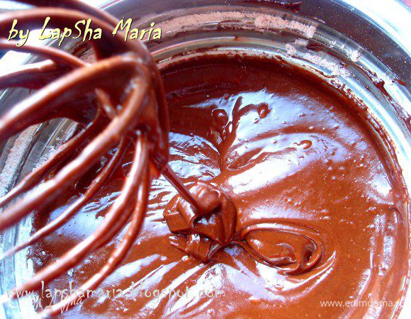 Аккуратно венчиком размешиваем до однородного состояния. Тесто должно быть густым и вязким, но при этом достаточно жидким, чтобы подняв венчик оно стекало с него. 