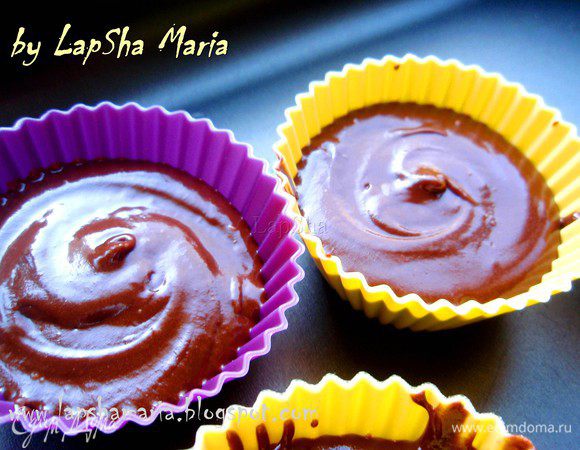 Разливаем тесто по формочкам. Я использую формочки для кексов, мне так больше нравится. Но можно сделать в одной традиционной квадратной форме. Учтите, что в этом случае ингредиенты надо увеличить примерно вдвое (для формы 20см.).