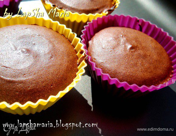 Ставим в духовку при температуре 180С. Выпекаем 20 минут. Стоит проверять готовность начиная с 18ой минуты. Тесто должно полностью схватиться, зубочистка должна быть чуть-чуть влажная. Если вы запекаете в большой форме, время приготовление может быть увеличено до 25-30 минут. 