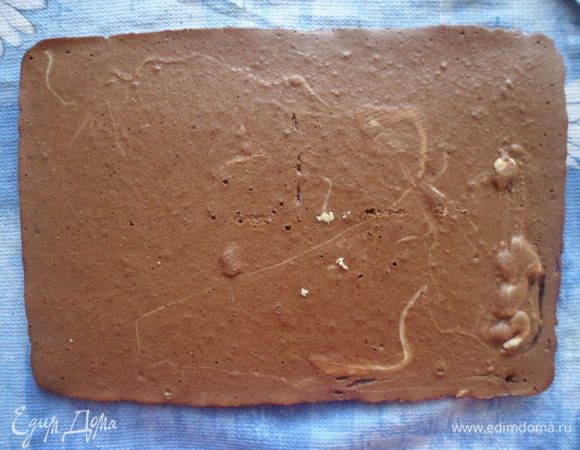 Выливаем тесто на смазанный маслом противень и ставим в разогретую духовку. Выпекать 15-20 минут.