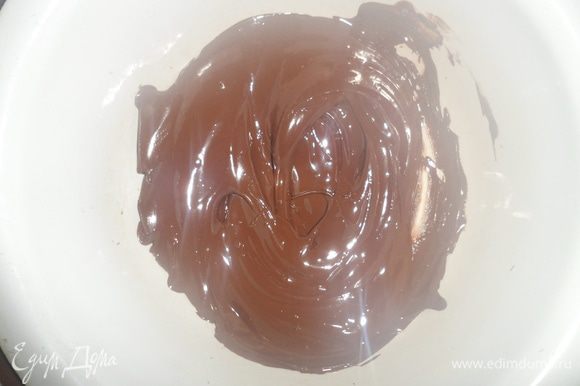 Для приготовления соуса растопим шоколад: плитку шоколада ломаем на кусочки и складываем в чашку.В кастрюлю наливаем воду и ставим на огонь. На кастрюлю ставим чашку с шоколадом и ждем когда он растопится (примерно 10 минут) на водяной бане.