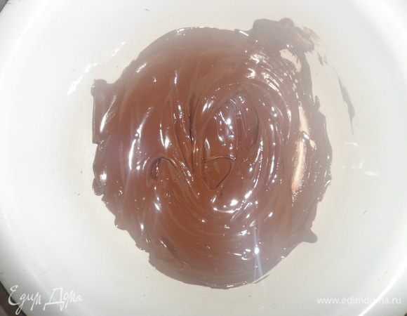 Для приготовления соуса растопим шоколад: плитку шоколада ломаем на кусочки и складываем в чашку.В кастрюлю наливаем воду и ставим на огонь. На кастрюлю ставим чашку с шоколадом и ждем когда он растопится (примерно 10 минут) на водяной бане.