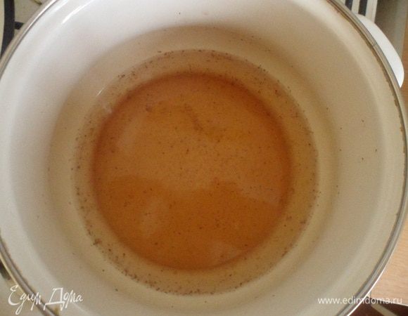 Для пропитки кипятим воду, добавляем джем, сахарную пудру и коньяк.