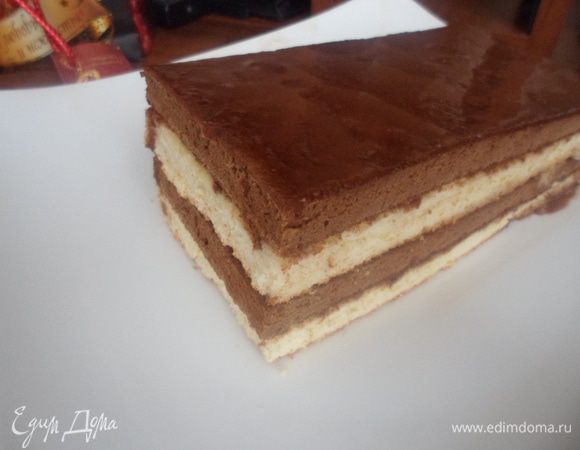 Верх бисквита можно полить шоколадным соусом.