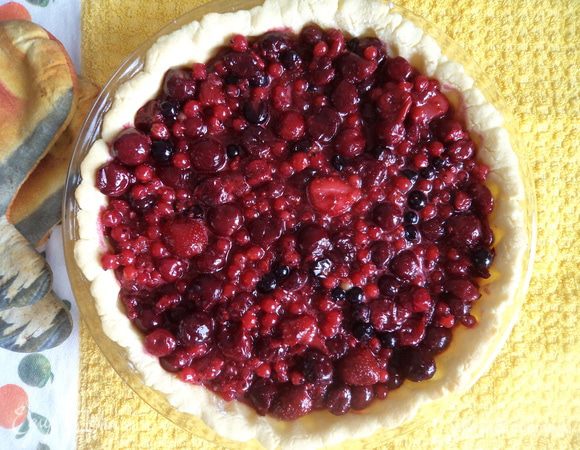 Выкладываем в форму, распределяем тесто руками по дну емкости, формируем бортики.Выпекать корж в течении 10-15 мин.