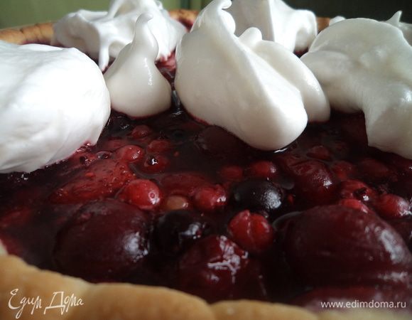 Выложить на корж ягоды, обильно посыпать сахаром и добавляем крахмал поставить в духовку на 20 мин.
Взбить белки с сахарной пудрой в крепкую пену.
Готовый пирог сверху покрыть белковым кремом и поставить в духовку ещё на 2-3 мин. (не больше).
