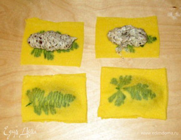 Выложить начинку и накрыть вторым прямоугольником с листиком. Вилкой сдавить края.
Варить около 10 минут. Подать, приправив сливочным маслом и тёртым сыром.

