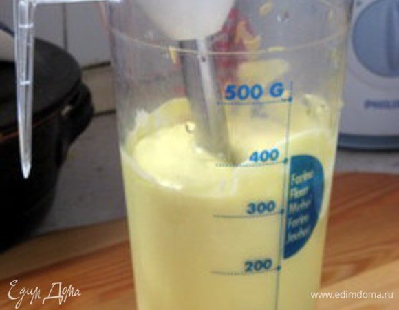 Приготовить майонез. В бокал погружного блендера разбить3 яйца, влить  масло, добавить горчицу, сок половинки лимона, щепотку соли. Включить блендер на минимальных обротах, держа его на самом дне. Взбивать сначала понемногу, включить и выключить блендер. С каждым разом удлинять промежуток времени, когда блендер включен и постепенно начать поднимать его вверх. Процесс занимает всего пару минут. (мне показалось мало пол-лимона и я в самом конце добавила вторую половинку). Майонез получился наивкуснейший отличной консистенции.

Добавить в салат 2-3 ст. ложки готового майонеза, не больше. 

