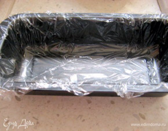 Приготовить форму для кекса. Обкрутить  её целофаном со всех строн, чтобы, когда мы будем её наполнять, тяжесть майонеза не стянула целофан со стенок, и поставить в морозильную камеру минут на 20-30. Она должна быть очень холодная, тогда будет легко покрыть её слоем майонезного желе – оно будет сразу застывать.