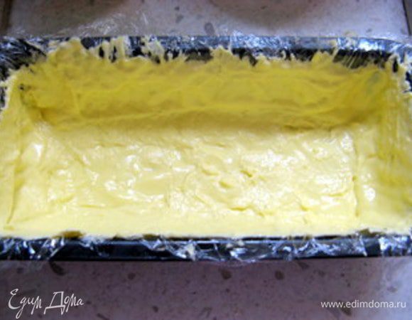 Влить 2/3 майонеза с желатином на дно, разровнять, затем покрыть стенки формы сначала тонким слоем, затем повторить ещё раз, добавив еще майонезного желе. Желе будет быстро застывать на стенках.Таким образом вся форма будет покрыта слоем майонезного желе.