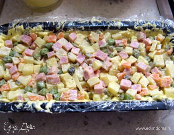 Наполнить готовую форму салатом.