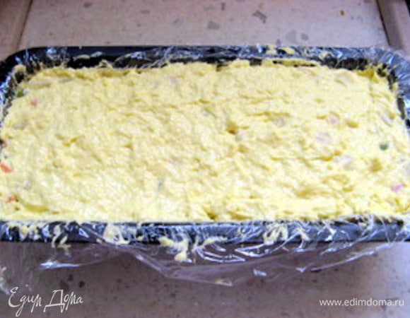 Сверху залить оставшимся майонезом. Разровнять. Накрыть целофаном и поставить в холодильник на 5-6 часов.