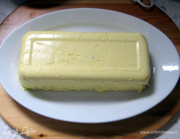 Достать готовый салат из формы, перевернув её, и украсить варёными яйцами. (вот и яйца появились!)
При желании украсить каперсами и листиками петрушки.
