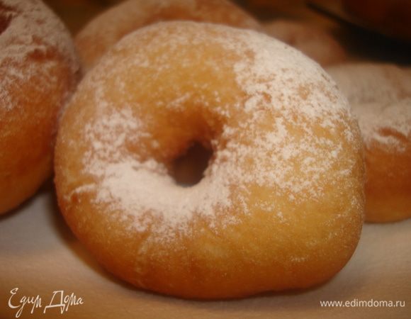 дрожжи развести в теплом молоке с 1 ст.л. сахара и оставить на 20 мин. Добавить муку, желтки, растопленное масло и ваниль. Замесить мягкое не липнущее к рукам тесто, оставить в теплом месте на 1 час. Затем из теста сформировать шарики размером с грецкий орех и в середине сделать дырочку, чуть растянуть. Получается форма бублика. Оставить в теплом месте минут на 15 отдохнуть. Обжаривать пончики в разогретом до 170 градусов масле для фритюра, выкладывать на бумажные полотенца, чтобы стек жир.Готовые пончики присыпать сахарной пудрой и сразу же подать..