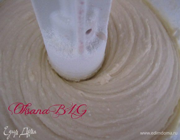 Добавить муку в блендер, все перемешать.