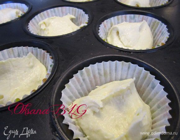 В формочки выложить тесто.