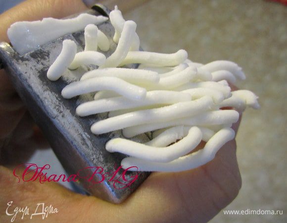 Или украсить травкой из мастики. Для этого на кекс немного нанести масла.  И выдавливая из пресса для чеснока мастику, сделать травку. 