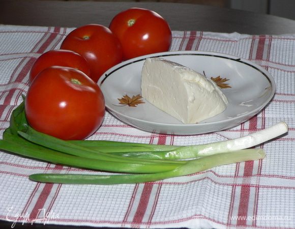 Помидоры и лук помыть, обсушить. 