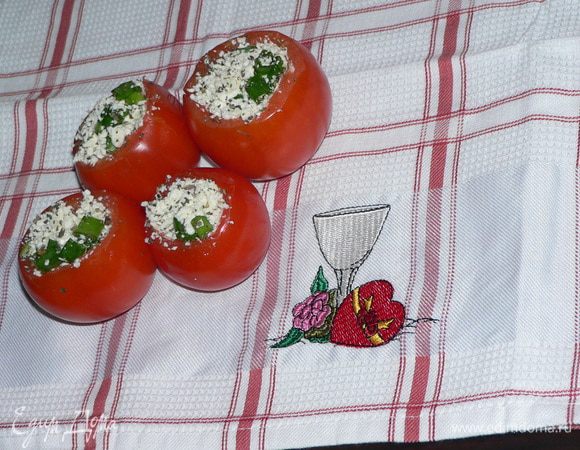 К брынзе добавить лук и базилик, хорошо перемешать. Можно, по желанию, заправить оливковым маслом и подсолить, если брынза не очень солёная. Помидоры наполнить этой начинкой. Подавать на листьях салата, украсив зеленью. 