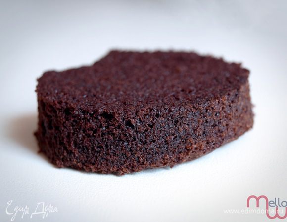 Разрезаем бисквит вдоль. Я пекла маленького диаметра, спокойно хватило на 4 коржика. Вырезаем 2 круга по диаметру дна горшочка и 2 побольше, для верхнего слоя. Обрезки измельчаем в крошку.