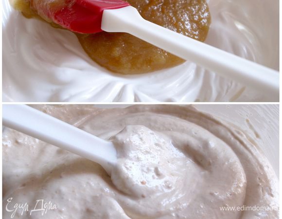 Варим сироп: сахарную пудру и воду ставим на средний огонь и ждем, пока вся пудра растворится. Взбиваем белки с щепоткой лим. кислоты до мягких пиков. Аккуратно вливаем сироп. Взбиваем несколько минут. Затем осторожно объединяем с персиковым пюре. Вводим взбитые сливки. 