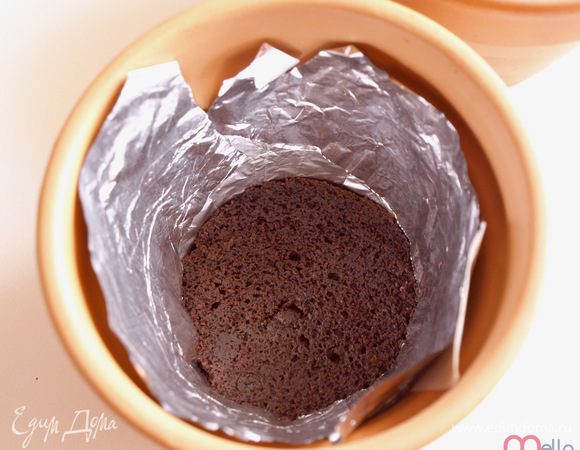 Выстилаем дно и стенки горшочка фольгой. Помещаем на дно бисквитные кружочки.