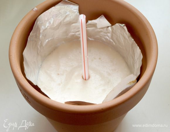 Тут я очухалась...забыла вставить трубочку! Помещаем её в центр, обрезанную по высоте горшочка --лучше сделать это в конце шага 4. 
Поверх мусса укладываем верхний слой коржика. Свержу присыпаем заготовленной бисквитной крошкой. Отправляем в холодильник на 3-4 часа или на ночь.