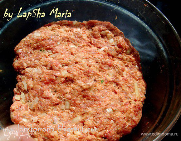 Фарш нужно очень хорошо перемешать и "отбить", от этого зависит насколько вкусные у вас получатся тефтельки. Я вымешивала, била и кидала фарш около 5-7 минут, пока не добилась однородной структуры. Было бы здорово отправить фарш в холодильник, чтобы он немного промариновался.