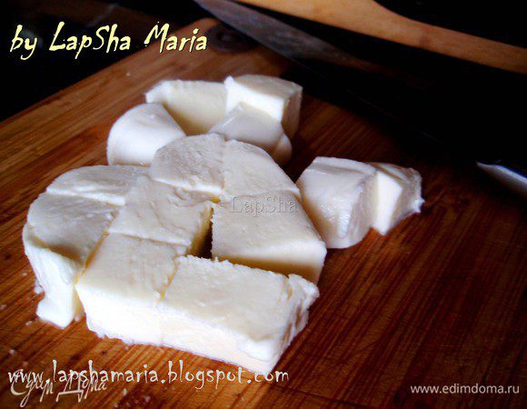 Моцареллу нарезаем на кубики не очень большого размера. 