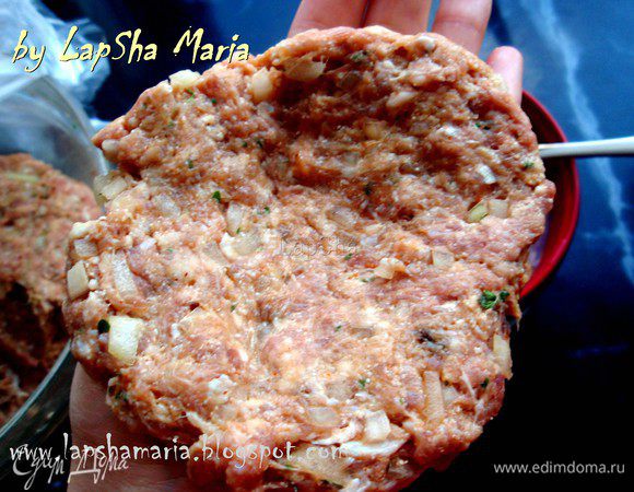 Достаем фарш, берем небольшое его количество, делаем небольшой шарик, а потом превращаем в лепешку на руке, постукивая и пошлепывая его. 