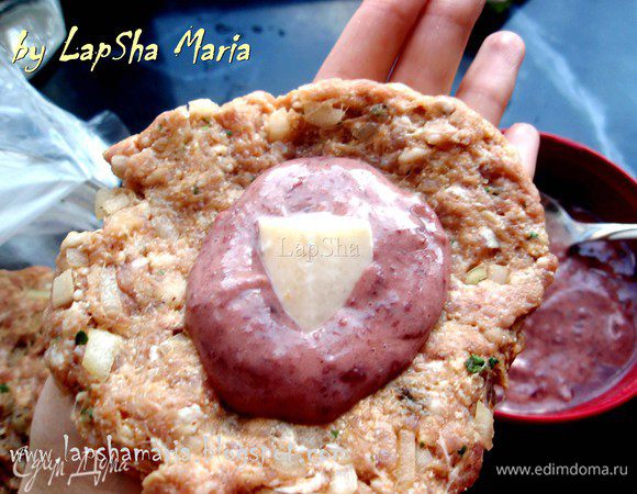 На середину кладем немного фасолевой массы и кусочек моцареллы. Не надо клась очень много начинки, должны получиться тефтельки размером меньше чем, котлетки, но больше чем фрикадельки.