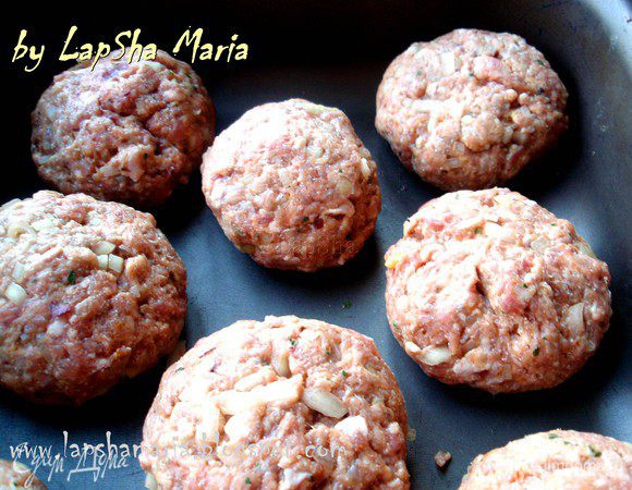 Соединяем края тефтели так, чтобы получился шарик. Очень внимательно и аккуратно защипляем стыки, так чтобы в последствии фарш не порвался. Немного покатаем в руках шарики очень аккуратно. И выложим их в форму для запекания. 