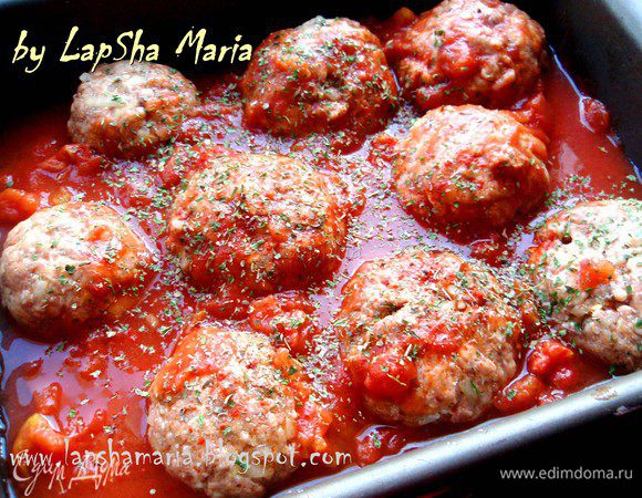 В отдельной миске смешаем томаты вместе с соком, воду (или бульон), соль, перец, петрушку и базилик. Перемешаем хорошенько и зальем наши тефтели. У меня покрылось на половину высоты тефтелек, можно покрыть и полностью. Тут зависит от вашей формы. Ставим в духовку при температуре 200С и запекаем около 50 минут.   