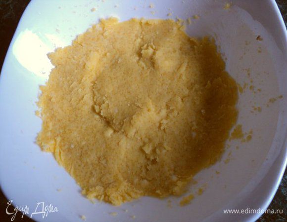 Яйца сварить вкрутую. Желтки протереть через сито, добавить сахар и тщательно растереть.