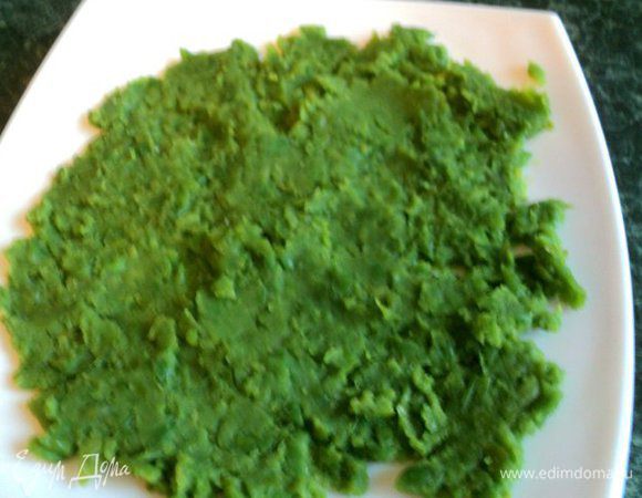 Зеленый горошек залить водой и варить 15мин до мягкости. Отцедить и  истолочь в ступке, добавить сахар и варить на небольшом огне, постоянно помешивая, до загустения массы. Смесь должна кипеть, но не пригорать.  Размазать гороховую пасту по большому блюду, чтобы быстро охладить для сохранения яркого цвета.