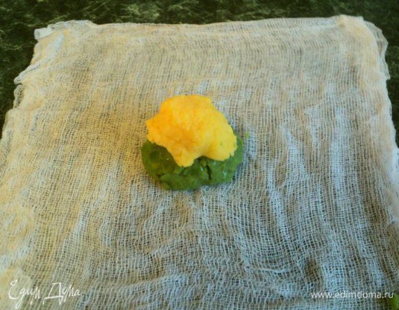 Квадратный кусок тонкой х/б ткани  или  из нескольких слоев марли размером 15х15см смочить водой, хорошо отжать, положить порцию гороховой пасты, сверху желтковую массу.