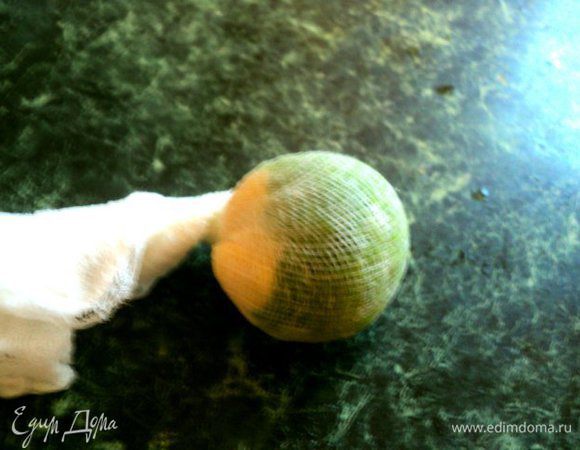 Скрутить верхнюю часть ткани спиралевидно. Осторожно развернуть, выложить на тарелку и охладить.