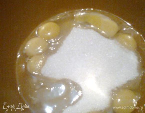 ЯЙЦА РАСТИРАЕМ С САХАРОМ И ВАНИЛИНОМ ДОБЕЛА...НАЛИВАЕМ КЕФИР И МАСЛО ХОРОШО ПЕРЕМЕШАТЬ И МАЛЕНЬКИМИ ПОРЦИЯМИ  ДОБАВЛЯЕМ ВСЮ МУКУ.В КОНЦЕ ДОБАВИТЬ РАЗРЫХЛИТЕЛЬ И ДАТЬ ПОСТОЯТЬ ТЕСТУ МИНУТ 15           