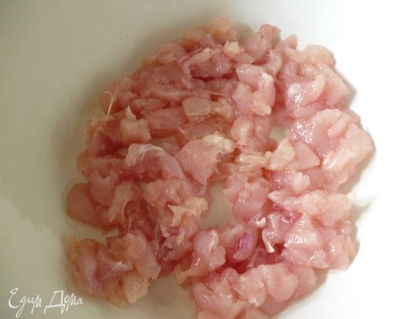 Малые филе и обрезки нарезаем мелким кубиком(1см.).