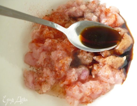 В мисочке смешиваем все ингредиенты для маринада.Зерна кориандра предварительно размять.