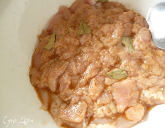 Отправляем в маринад мелко нарезанное мясо,хорошо перемешиваем,добавляем несколько кусочков лаврового листа.