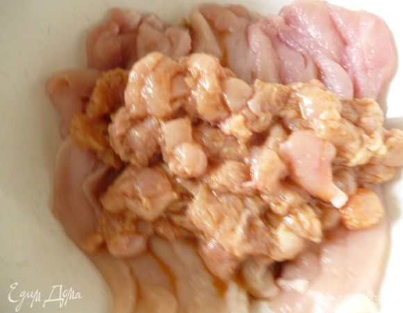 Берем миску или лоток,выкладываем на дно приготовленные большие филе и на них выкладываем кусочки мяса вместе с маринадом,примять руками,накрыть крышкой и отправить в холодильник минимум на 2 часа.А лучше всего на ночь.